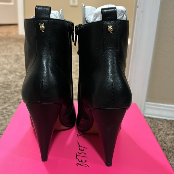 Sleek looking booties ! - Picture 3 of 6